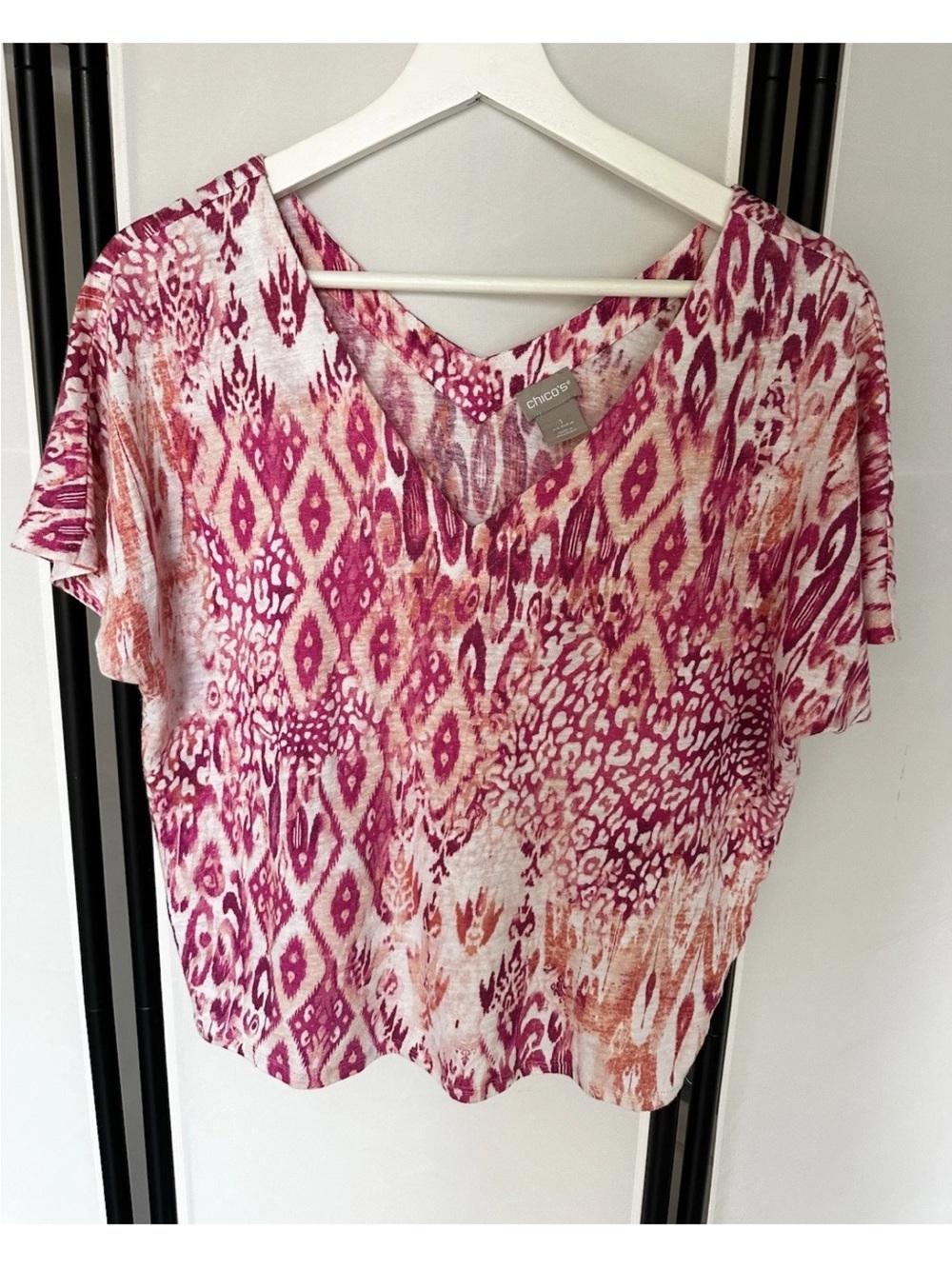 Chico's 100% Linen Fuchsia and Coral Patterned V-Neck Short Sleeve Top
